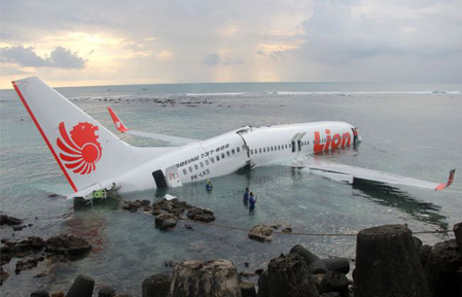 Bali-Lion Air lands in sea-01